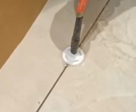 东至瓷砖空鼓维修公司专业解答瓷砖在铺贴过程中，如果没有涂抹均匀到位的粘结材料（如水泥砂浆或瓷砖胶），可能会导致以下问题