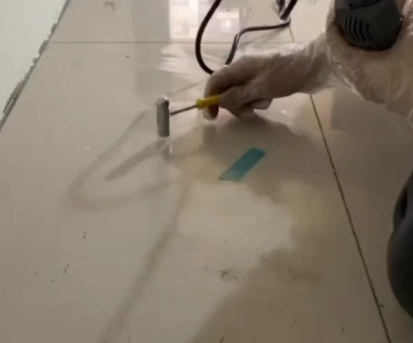 东至瓷砖开裂维修公司专业分享瓷砖在铺贴前如果没有沥干水分，将会导致以下问题